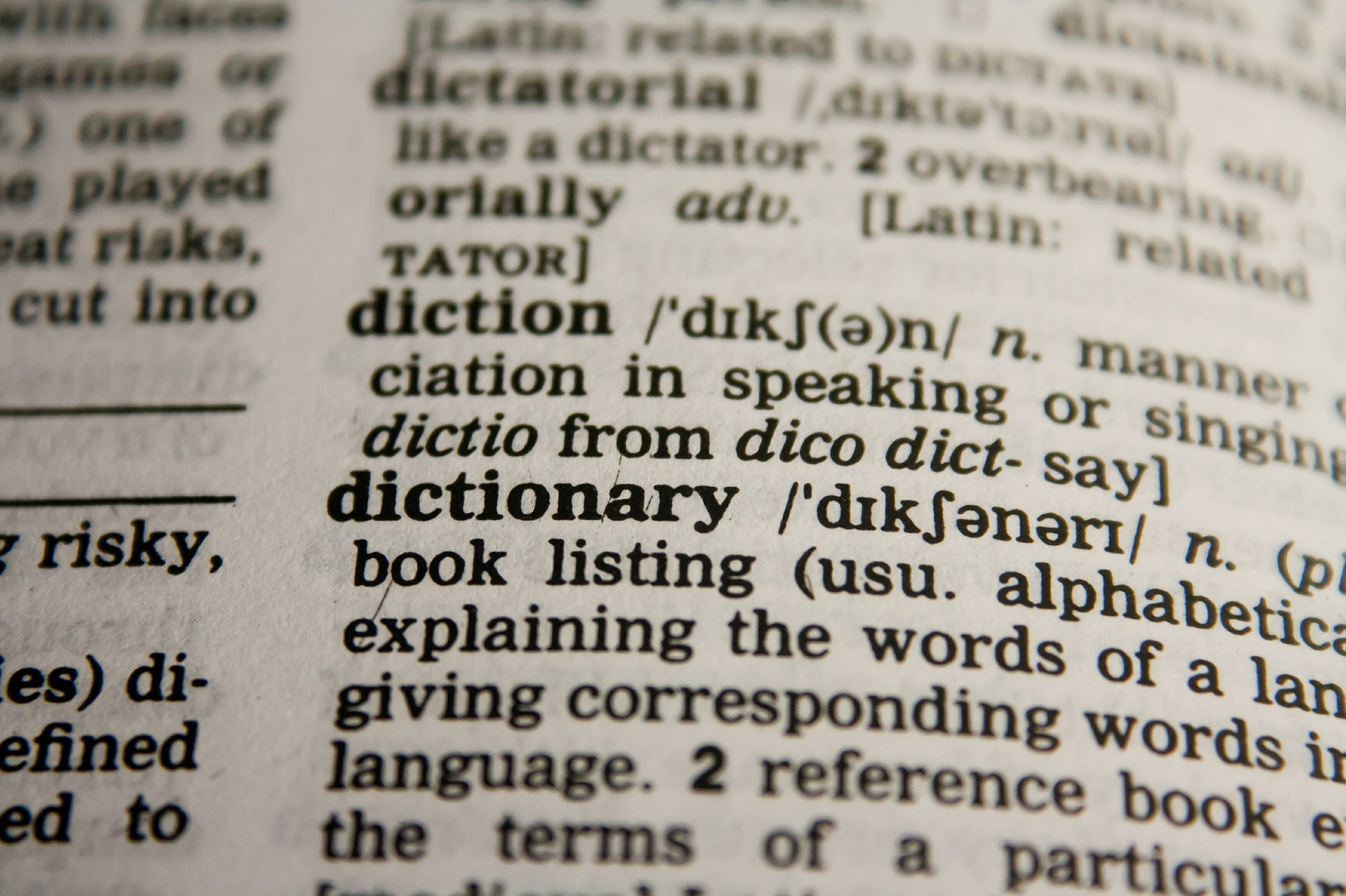 dictionary-390055_1920.jpg