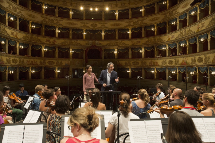 Riccardo Muti con una direttrice d_orchestra durante l_Academy.jpg