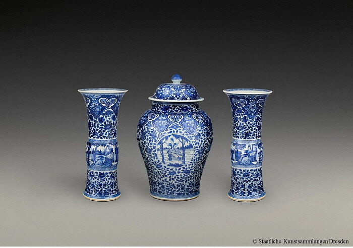 중국 청화백자 장식 자기 세트, 1700~1720년 경, 도자기박물관 소장.jpg
