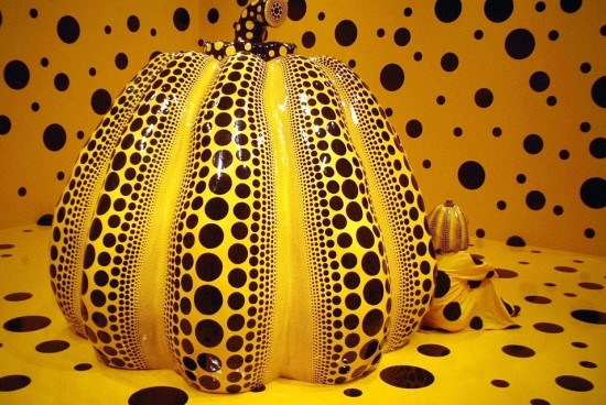 Yayoi-Kusama-1998-pumpkin-sculpture.jpg