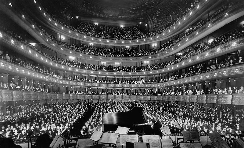800px-Metropolitan_Opera_House,_a_concert_by_pianist_Josef_Hofmann_-_NARA_541890_-_Edit.jpg