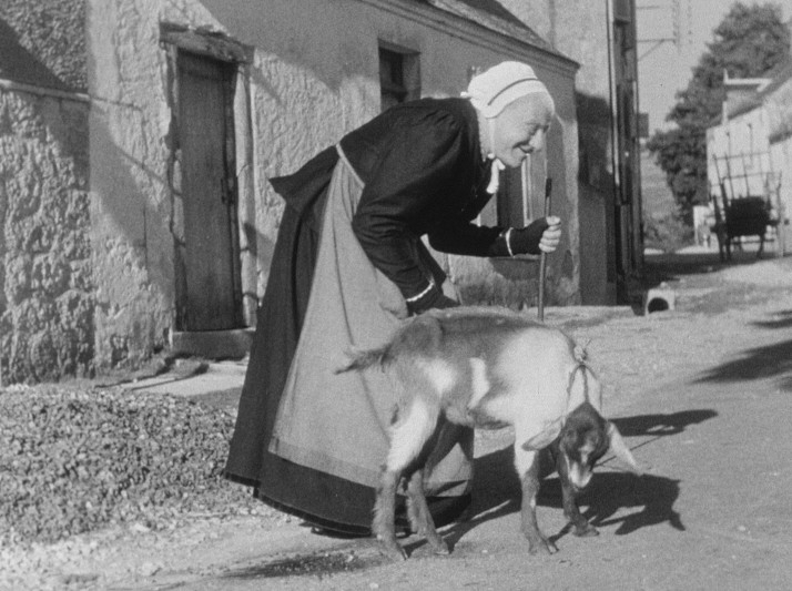 jour-de-fete-1949-008-bw-old-woman-with-goat.jpg
