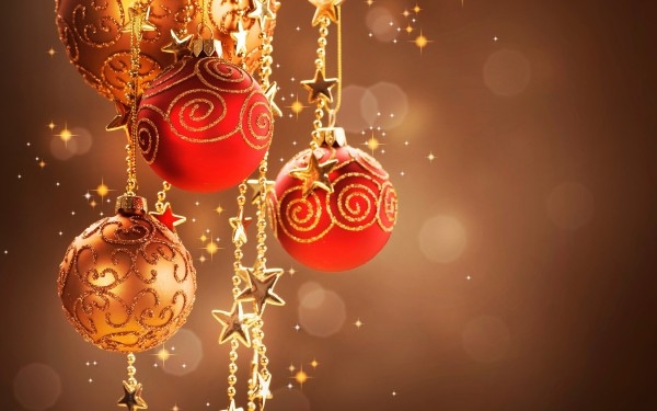 pretty-christmas-ornaments-and-bokeh-600x375.jpg