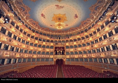 베네치아 라 페니체 오페라극장 객석과 샹들리에.jpg